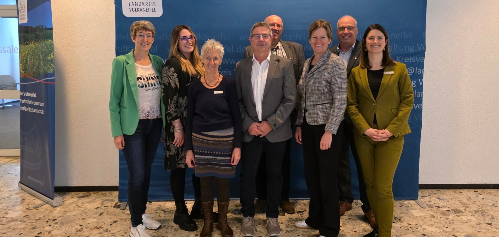 Abschied in den wohlverdienten Ruhestand: v. l. n. r.: Manuela Schneiders (Abteilungsleiterin), Caroline Irsfeld (Vorstand Personalrat), Theresia Utters, Hans-Georg Hochmann, Eduard Hettich (Abteilungsleiter), Julia Gieseking (Landrätin), Dieter Schmitz (Büroleiter), Kathrin Schütz-Sczepanski (Geschäftsbereichsleiterin) Foto: Kreisverwaltung Vulkaneifel