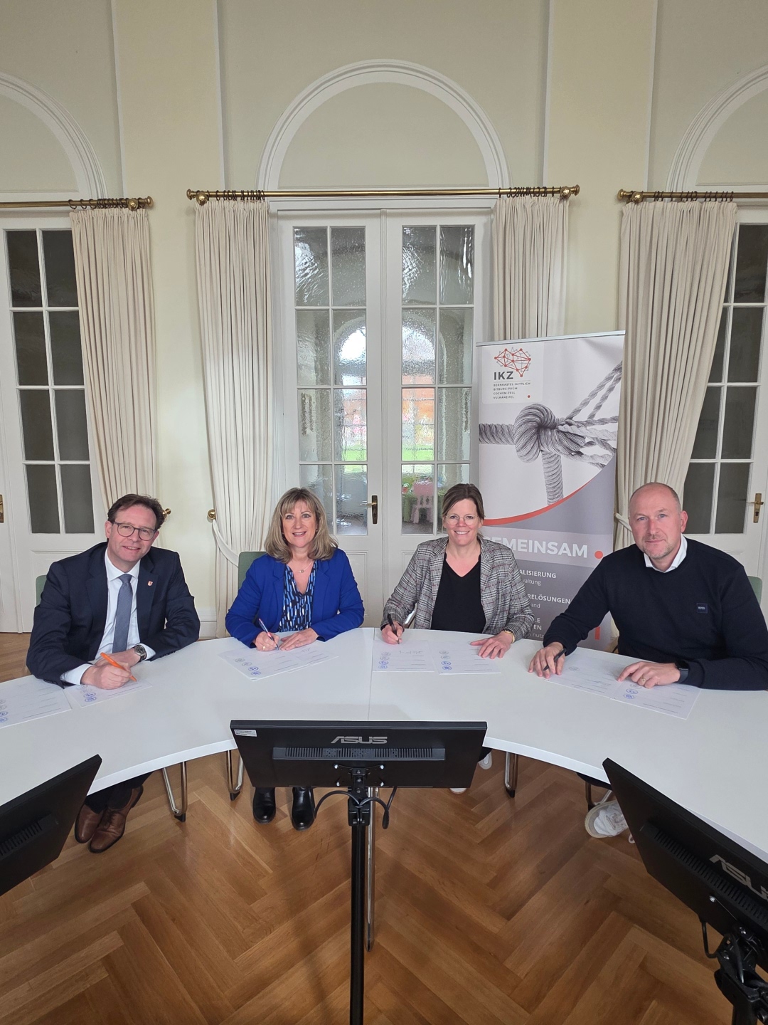 Landrätinnen und Landräte unterzeichnen die Kooperationsvereinbarung zum IKZ-Portal. Foto: Kreisverwaltung Vulkaneifel