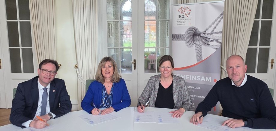 Landrätinnen und Landräte unterzeichnen die Kooperationsvereinbarung zum IKZ-Portal. Foto: Kreisverwaltung Vulkaneifel