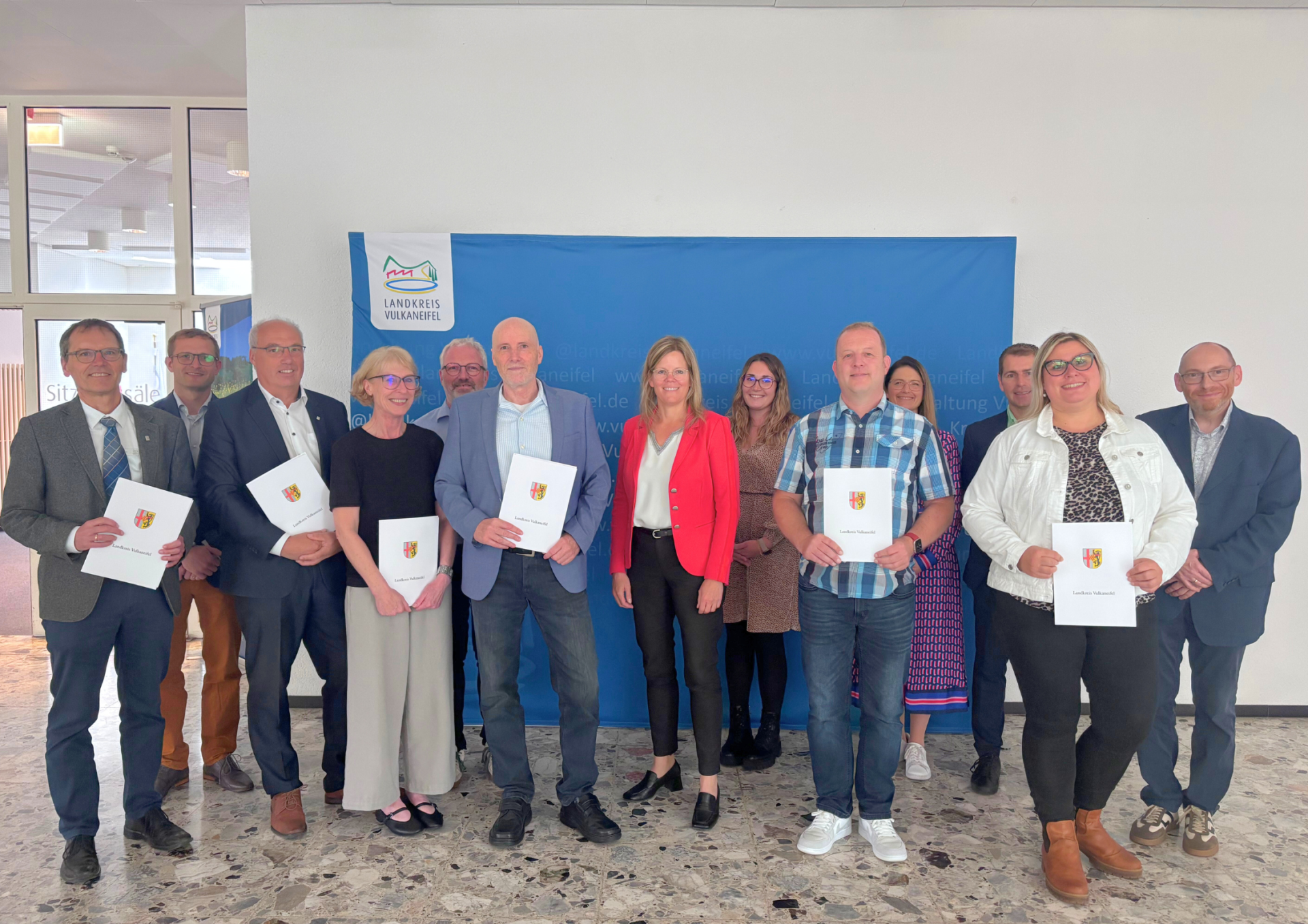 Landrätin Julia Gieseking gratulierte den Jubilaren und überreichte die Dankesurkunden.
Foto: Kreisverwaltung Vulkaneifel