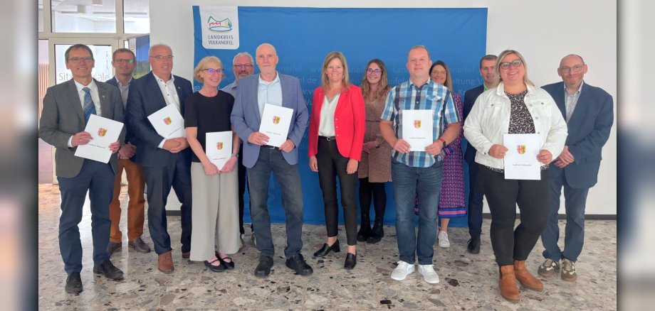 Landrätin Julia Gieseking gratulierte den Jubilaren und überreichte die Dankesurkunden.
Foto: Kreisverwaltung Vulkaneifel Landrätin Julia Gieseking gratulierte den Jubilaren und überreichte die Dankesurkunden.
Foto: Kreisverwaltung Vulkaneifel