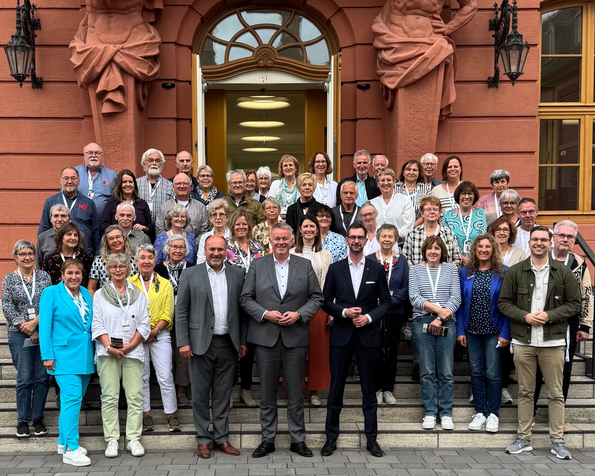 Die drei Landtagsabgeordneten gemeinsam mit den 50 Teilnehmenden der Bildungsfahrt