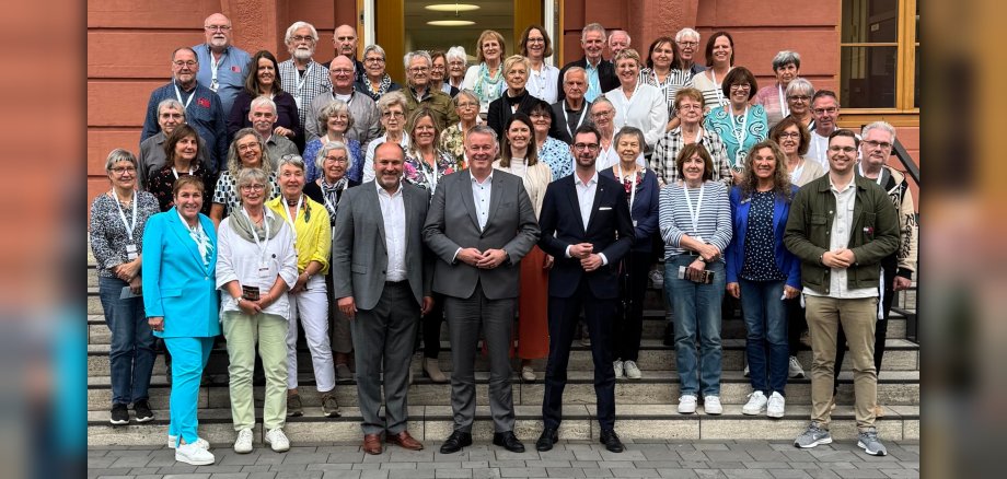 Die drei Landtagsabgeordneten gemeinsam mit den 50 Teilnehmenden der Bildungsfahrt Die drei Landtagsabgeordneten gemeinsam mit den 50 Teilnehmenden der Bildungsfahrt