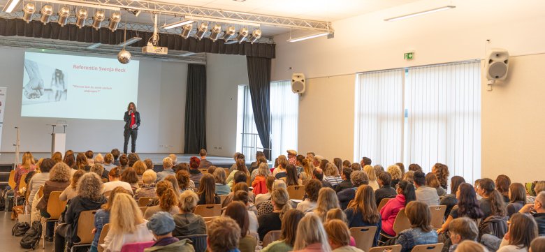 Überwältigende Resonanz: 140 Teilnehmenden auf der Fachtagung "Perspektiven von Gewalt" Überwältigende Resonanz: 140 Teilnehmenden auf der Fachtagung "Perspektiven von Gewalt"