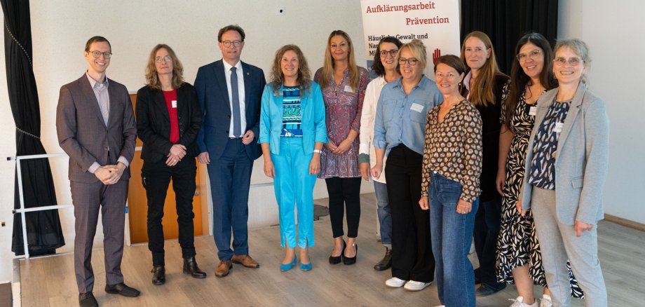 Die Kommunalen Gleichstellungsbeauftragten im IKZ-Verbund mit den Referentinnen und Referenten. Die Kommunalen Gleichstellungsbeauftragten im IKZ-Verbund mit den Referentinnen und Referenten.