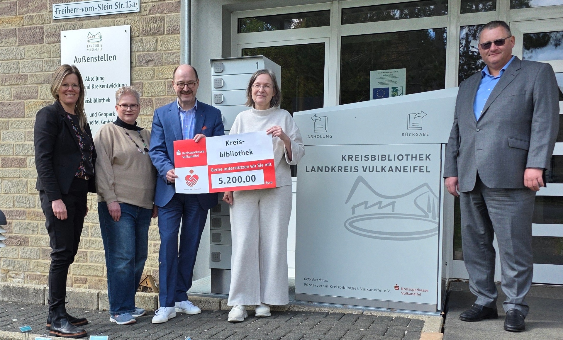 v. l. n. r.: Landrätin Julia Gieseking, Karin Jaskowsky (Vorsitzende des Fördervereins der Kreisbibliothek Vulkaneifel e. V.), Dietmar Pitzen (Vorstandsvorsitzender der Kreissparkasse Vulkaneifel), Stephanie Loenenbach (Leiterin Kreisbibliothek) und Stefan Schüßler (Leiter Unternehmenskommunikation der Kreissparkasse Vulkaneifel).