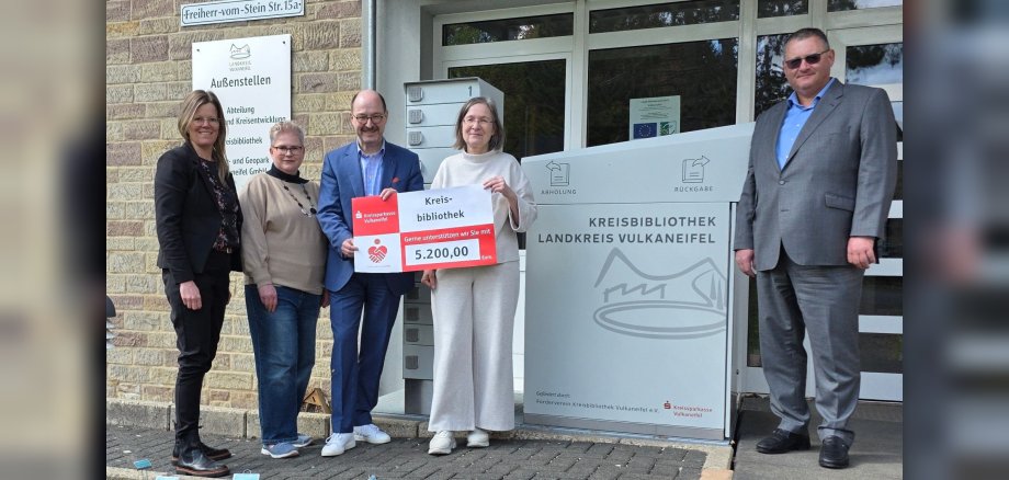 v. l. n. r.: Landrätin Julia Gieseking, Karin Jaskowsky (Vorsitzende des Fördervereins der Kreisbibliothek Vulkaneifel e. V.), Dietmar Pitzen (Vorstandsvorsitzender der Kreissparkasse Vulkaneifel), Stephanie Loenenbach (Leiterin Kreisbibliothek) und Stefan Schüßler (Leiter Unternehmenskommunikation der Kreissparkasse Vulkaneifel).