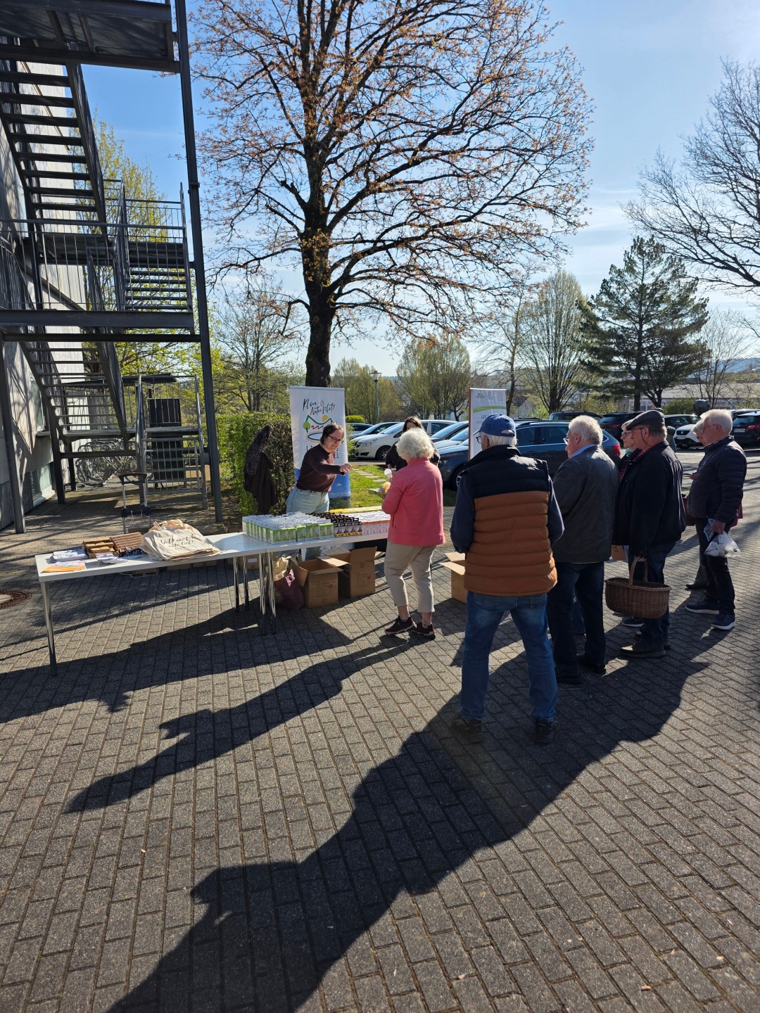 Letzte LED-Tauschaktion auf dem Parkplatz der Kreisverwaltung Vul-kaneifel in Daun. © Pressestelle Kreisverwaltung Vulkaneifel