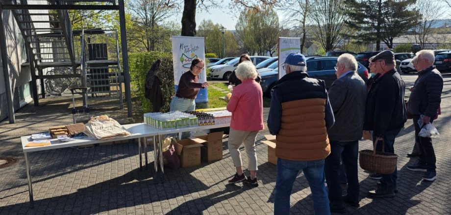 Letzte LED-Tauschaktion auf dem Parkplatz der Kreisverwaltung Vul-kaneifel in Daun. © Pressestelle Kreisverwaltung Vulkaneifel
