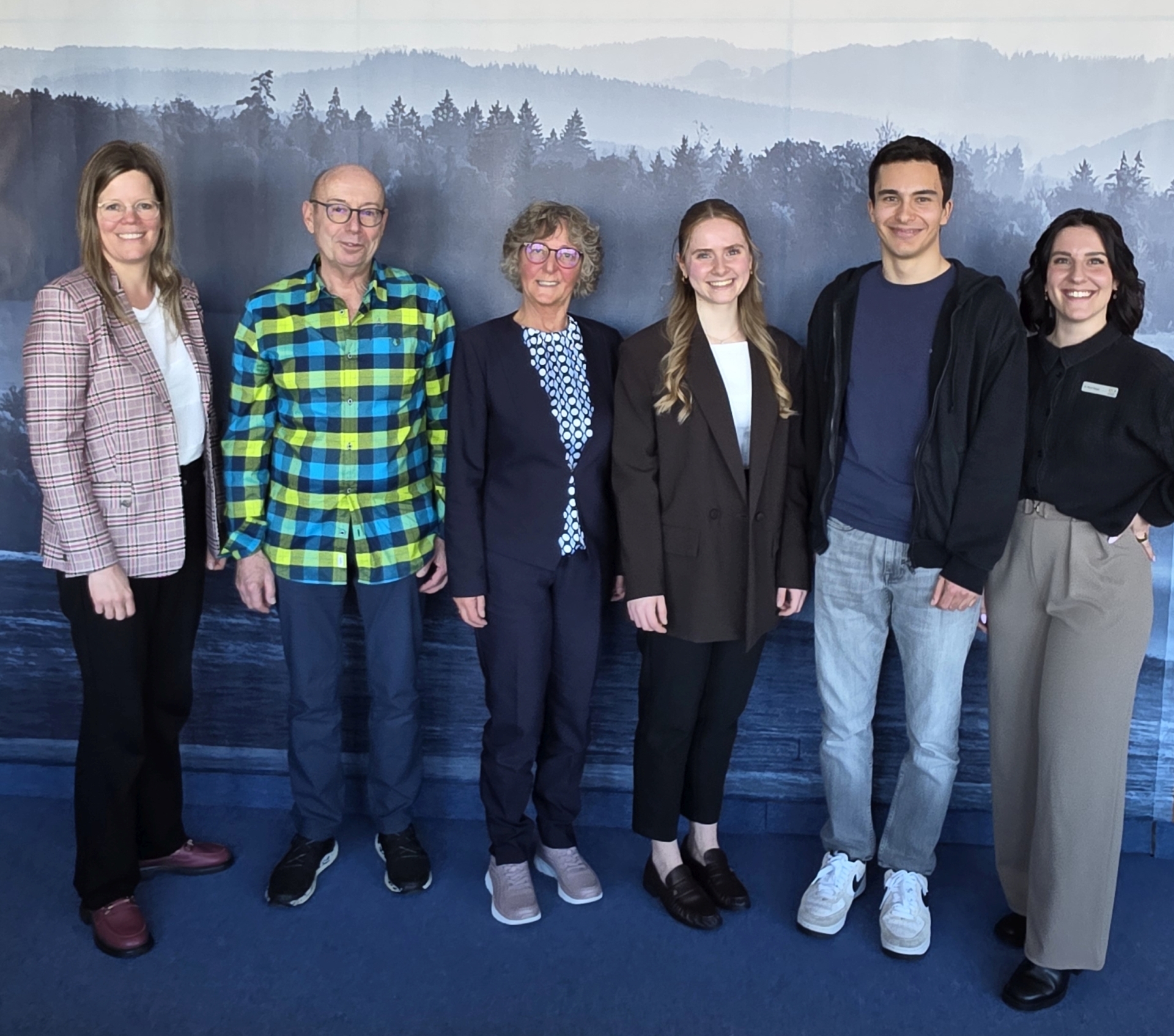 (v.l.n.r.) Landrätin Julia Gieseking, Lothar und Uschi Hoffmann aus Hillesheim, die Stipendiatin Lena Metzgeroth, der Stipendiat Marcel Maier sowie Gesundheitsmanagerin Dr. Nora Meyer, © Kreisverwaltung Vulkaneifel