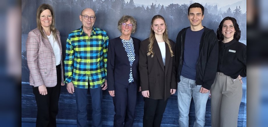 (v.l.n.r.) Landrätin Julia Gieseking, Lothar und Uschi Hoffmann aus Hillesheim, die Stipendiatin Lena Metzgeroth, der Stipendiat Marcel Maier sowie Gesundheitsmanagerin Dr. Nora Meyer, © Kreisverwaltung Vulkaneifel