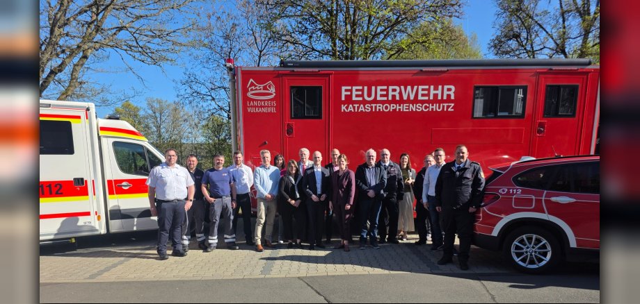 Übergabe der Einsatzfahrzeuge durch Landrätin Julia Gieseking und Brand- und Katastrophenschutzinspekteur Markus Keppler. 