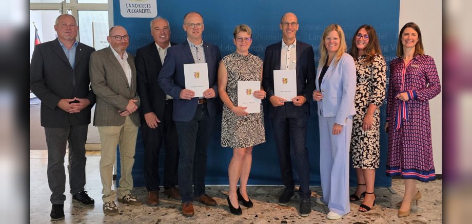 Landrätin Julia Gieseking gratuliert gemein-sam mit den zuständigen Geschäftsbereichs- und Abteilungsleitungen sowie Büroleiter Dieter Schmitz und der Personalratsvorsitzenden Caroline Irsfeld den Jubilaren.