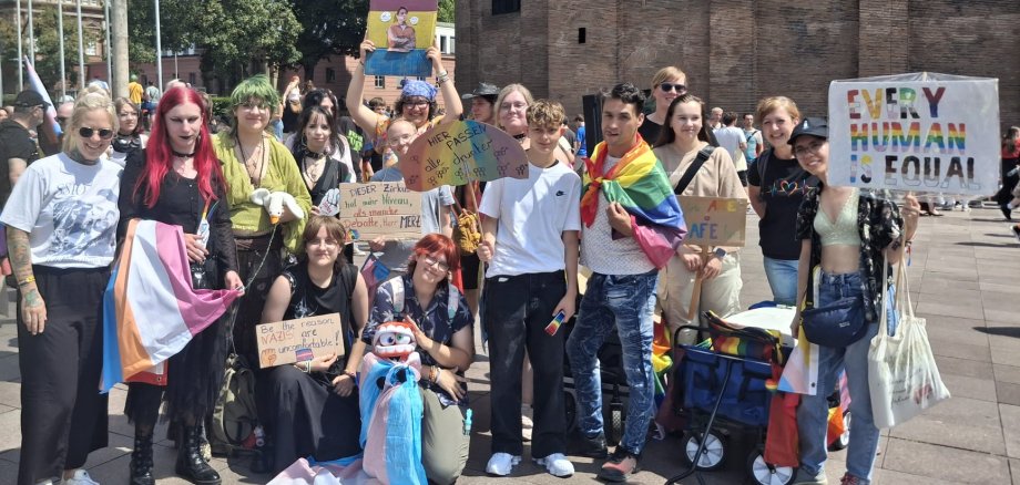 Jugendliche aus dem Landkreis Vulkaneifel besuchten den CSD in Trier. Jugendliche aus dem Landkreis Vulkaneifel besuchten den CSD in Trier.