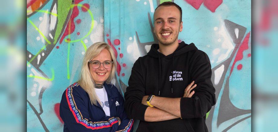 v. l. n. r.: Liesa Koch und Jonas Klein - das Streetwork-Team im Landkreis Vulkaneifel. v. l. n. r.: Liesa Koch und Jonas Klein - das Streetwork-Team im Landkreis Vulkaneifel.