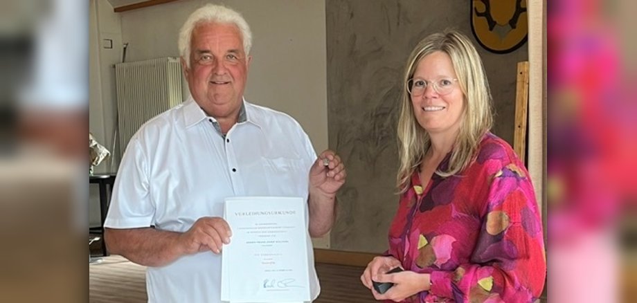 v. l. n. r.: Franz-Josef Hilgers und Landrätin Julia Gieseking bei der Verleihung der Ehrennadel des Landes Rheinland-Pfalz in Feusdorf. v. l. n. r.: Franz-Josef Hilgers und Landrätin Julia Gieseking bei der Verleihung der Ehrennadel des Landes Rheinland-Pfalz in Feusdorf.