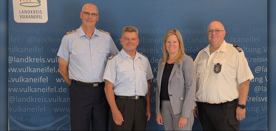 Übergabe beim Kreisverbindungskommando Vulkaneifel: Nach fast 20 Jahren ehrenamtlichen Engagements verabschiedete Landrätin Julia Gieseking Oberstleutnant Horst Werner. Übergabe beim Kreisverbindungskommando Vulkaneifel: Nach fast 20 Jahren ehrenamtlichen Engagements verabschiedete Landrätin Julia Gieseking Oberstleutnant Horst Werner.