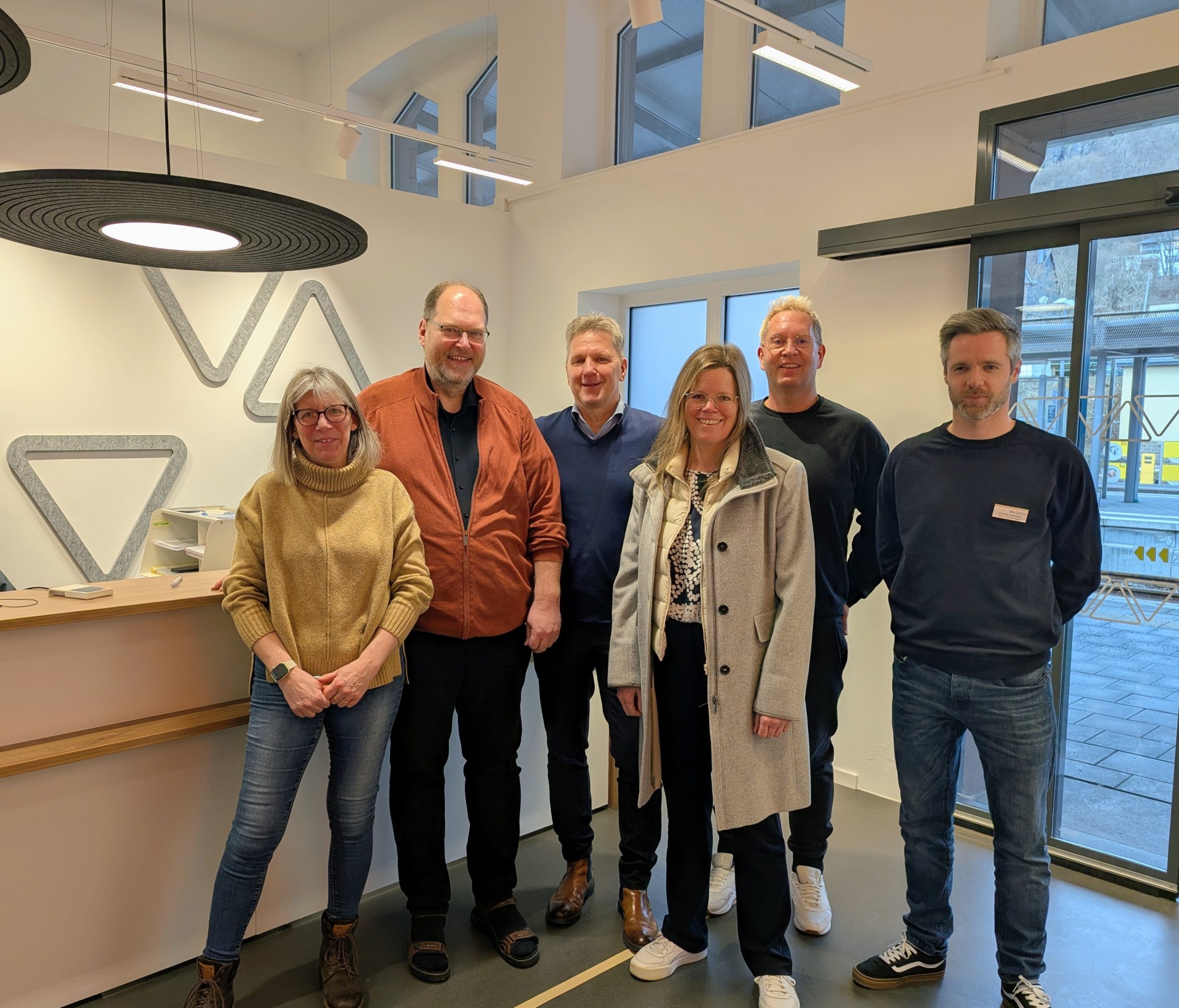 Stefanie Lorisch (Stadtbürgermeisterin Gerolstein), Thorsten Müller (Verbandsdirektor SPNV-Nord), Hans Peter Böffgen (Bürgermeister der Verbandsgemeinde Gerolstein), Julia Gieseking (Landrätin Landkreis Vulkaneifel), Lars Dürre (Teamleiter personenbediente Verkaufsstellen Rhein-Mosel-Fulda Transdev Vertrieb GmbH), Thomas Schreiner (Verbandsgemeindewerke Gerolstein, Vermieter)., Foto: SPNV-Nord, Bettina Hauptmann