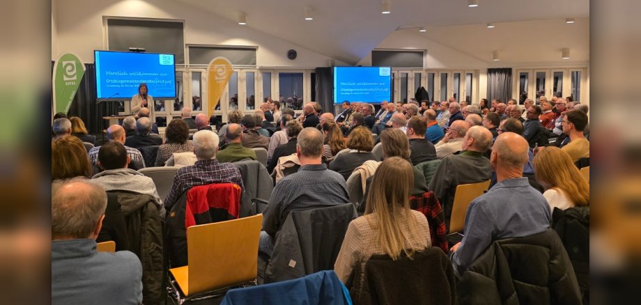 Rund 100 kommunale Vertreterinnen und Vertreter bei der Ortsbürgermeisterdienstbesprechung im Kreishaus in Daun. Foto: Kreisverwaltung Vulkaneifel