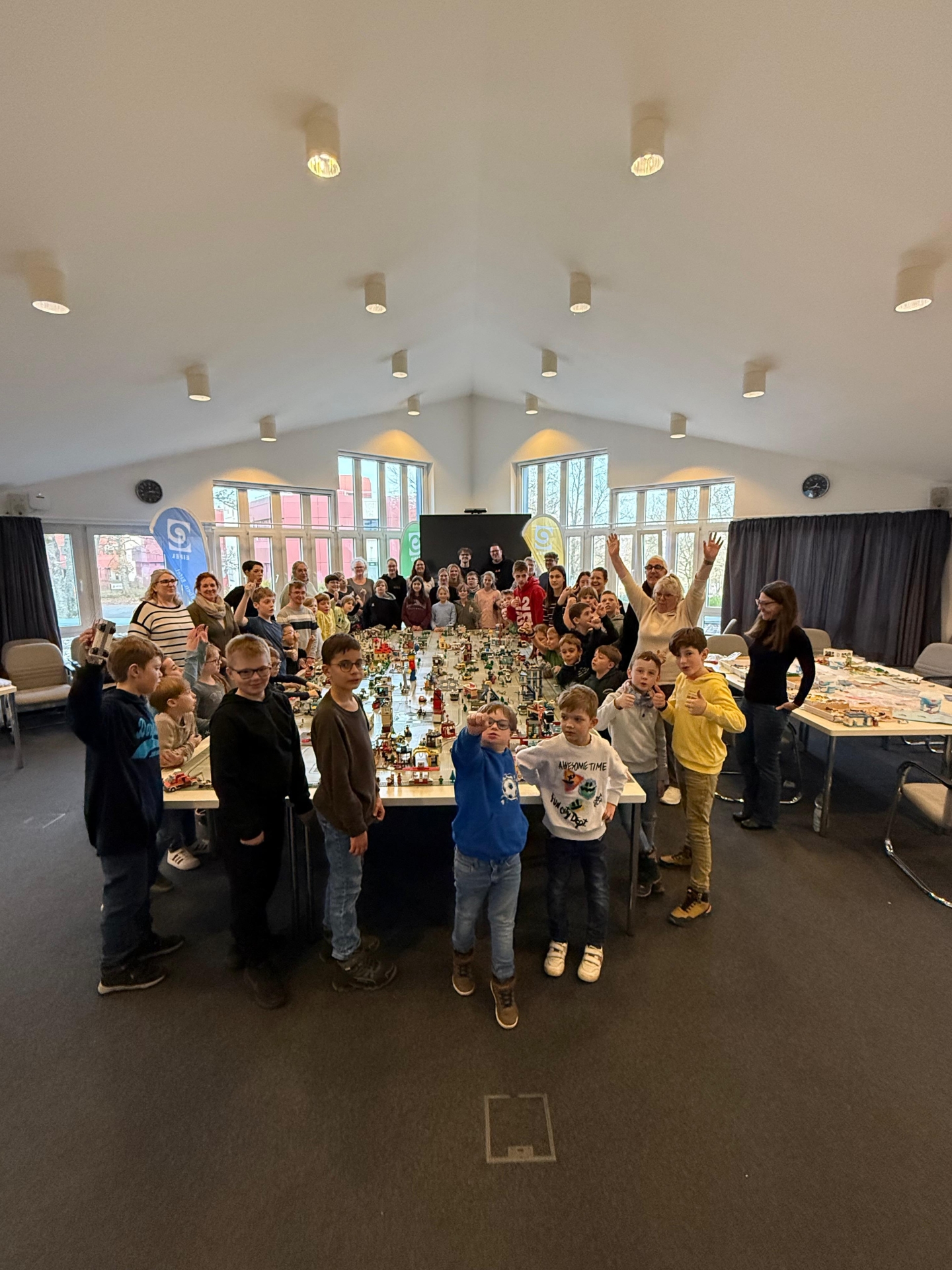 Kinder gestalten die Legostadt 2026