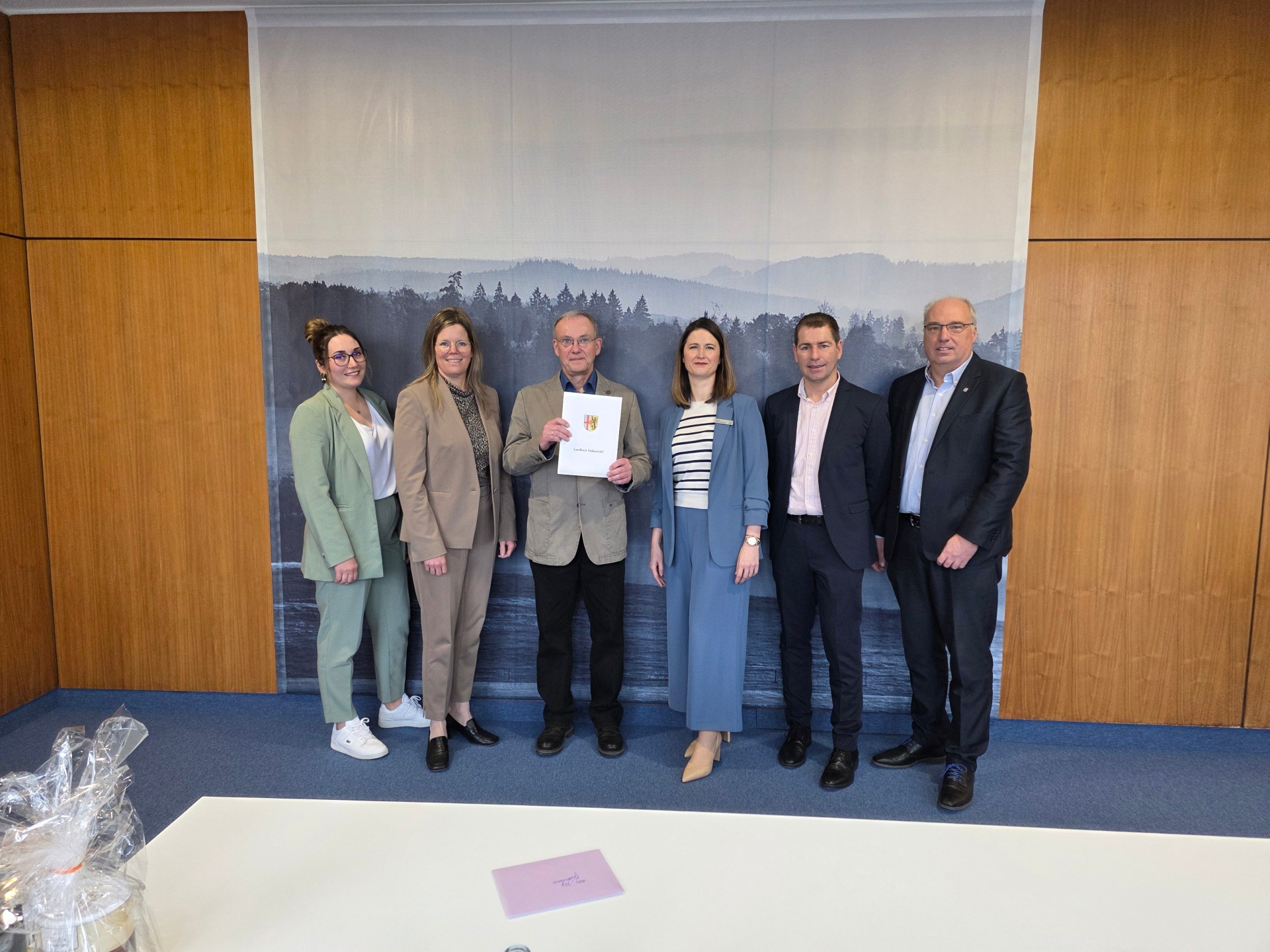 Abschied in den wohlverdienten Ruhestand: v. l. n. r.: Caroline Irsfeld (Vorstand Personalrat), Julia Gieseking (Landrätin), Hans-Jörg Guntermann, Kathrin Schütz-Sczepanski (Geschäftsbereichslei-terin), Mark Hallfell (Abteilungsleiter), Dieter Schmitz (Büroleiter), Foto: Kreisverwaltung Vul-kaneifel