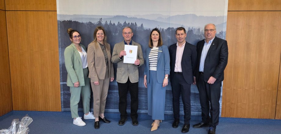 Abschied in den wohlverdienten Ruhestand: v. l. n. r.: Caroline Irsfeld (Vorstand Personalrat), Julia Gieseking (Landrätin), Hans-Jörg Guntermann, Kathrin Schütz-Sczepanski (Geschäftsbereichslei-terin), Mark Hallfell (Abteilungsleiter), Dieter Schmitz (Büroleiter), Foto: Kreisverwaltung Vul-kaneifel