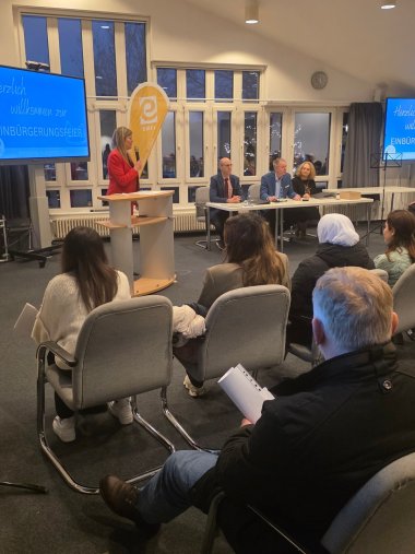 Begrüßung der neuen Staatsbürgerinnen und Staatsbürger durch Landrätin Julia Gieseking. Foto: Kreisverwaltung Vulkaneifel