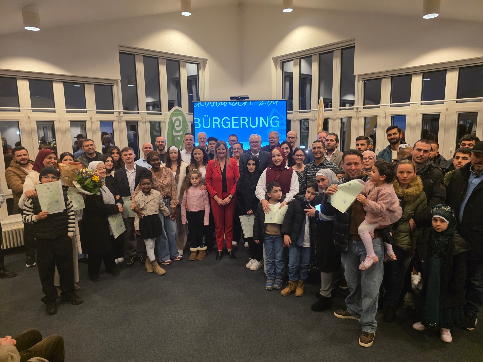 Die neuen deutschen Staatsbürgerinnen und Staatsbürger des Landkreises Vulkaneifel mit Landrätin Julia Gieseking bei der feierlichen Einbürgerung in der Kreisverwaltung Vulkaneifel. Foto: Kreisverwaltung Vulkaneifel