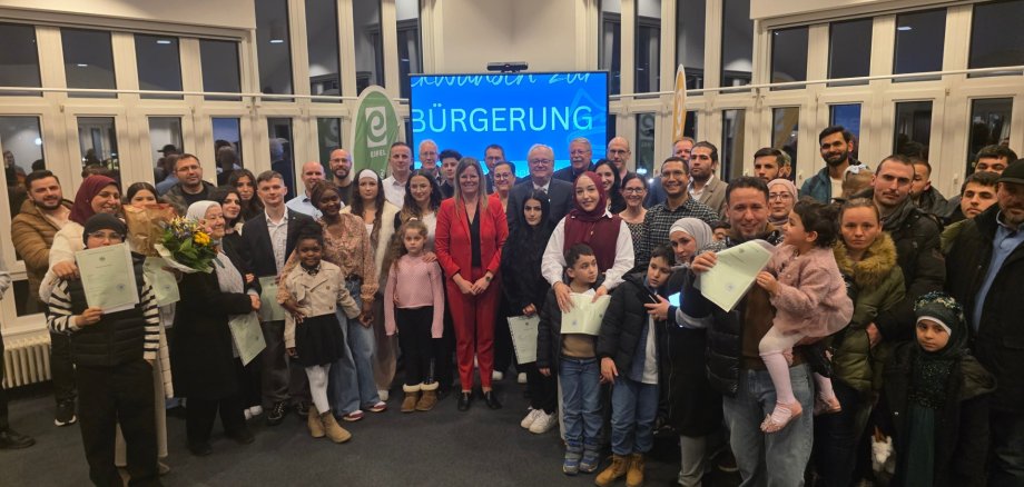 Die neuen deutschen Staatsbürgerinnen und Staatsbürger des Landkreises Vulkaneifel mit Landrätin Julia Gieseking bei der feierlichen Einbürgerung in der Kreisverwaltung Vulkaneifel. Foto: Kreisverwaltung Vulkaneifel