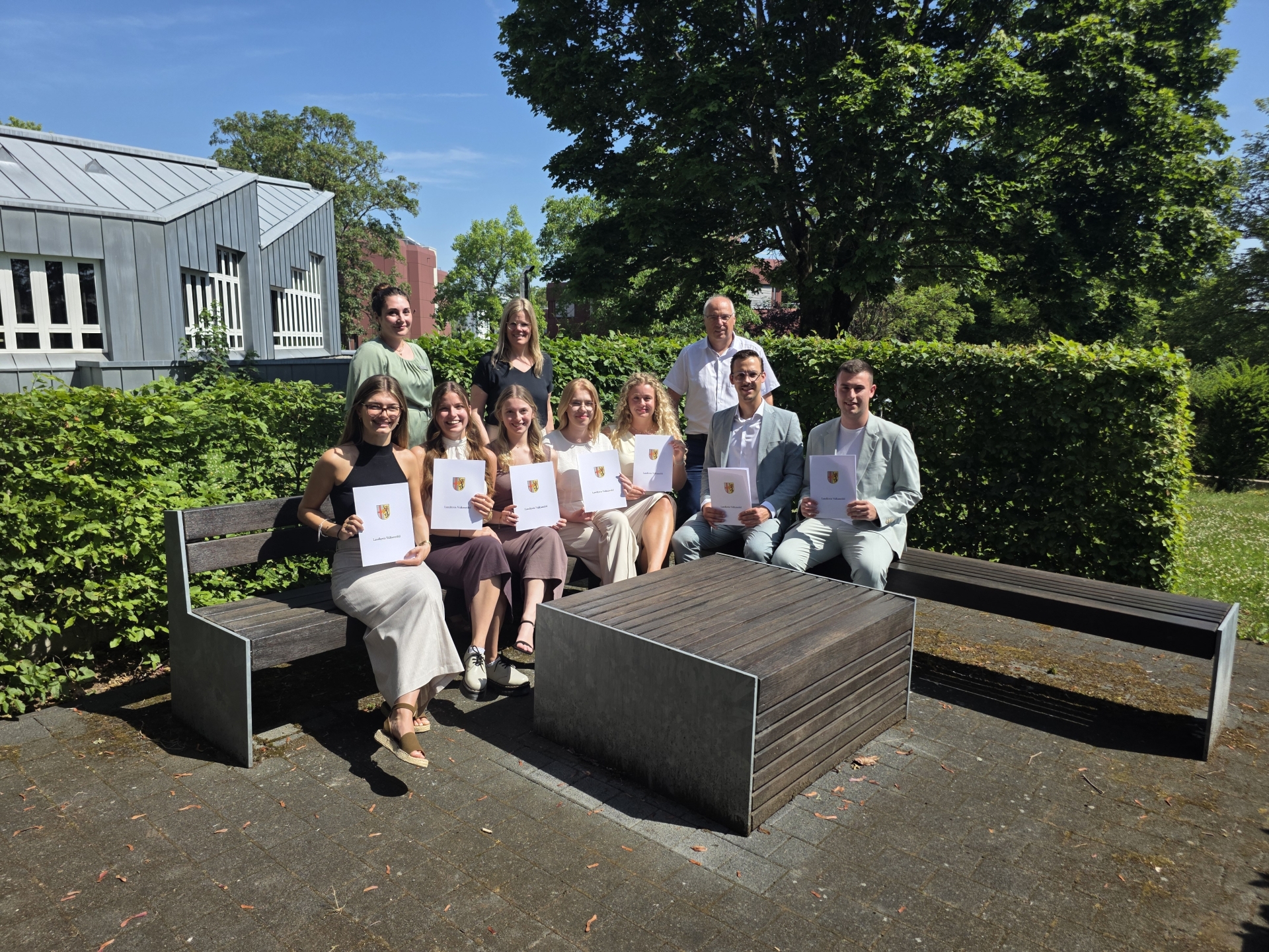 Landrätin Julia Gieseking (hinten Mitte), Büroleiter Dieter Schmitz (hinten rechts) und Caroline Irsfeld, Vorstand Personalrat (hinten links) gratulieren den Nachwuchskräften im Rahmen der Übergabe der Ernennungsurkunden.