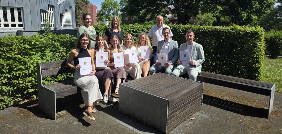Landrätin Julia Gieseking (hinten Mitte), Büroleiter Dieter Schmitz (hinten rechts) und Caroline Irsfeld, Vorstand Personalrat (hinten links) gratulieren den Nachwuchskräften im Rahmen der Übergabe der Ernennungsurkunden. © Pressestelle Kreisverwaltung Vulkaneifel