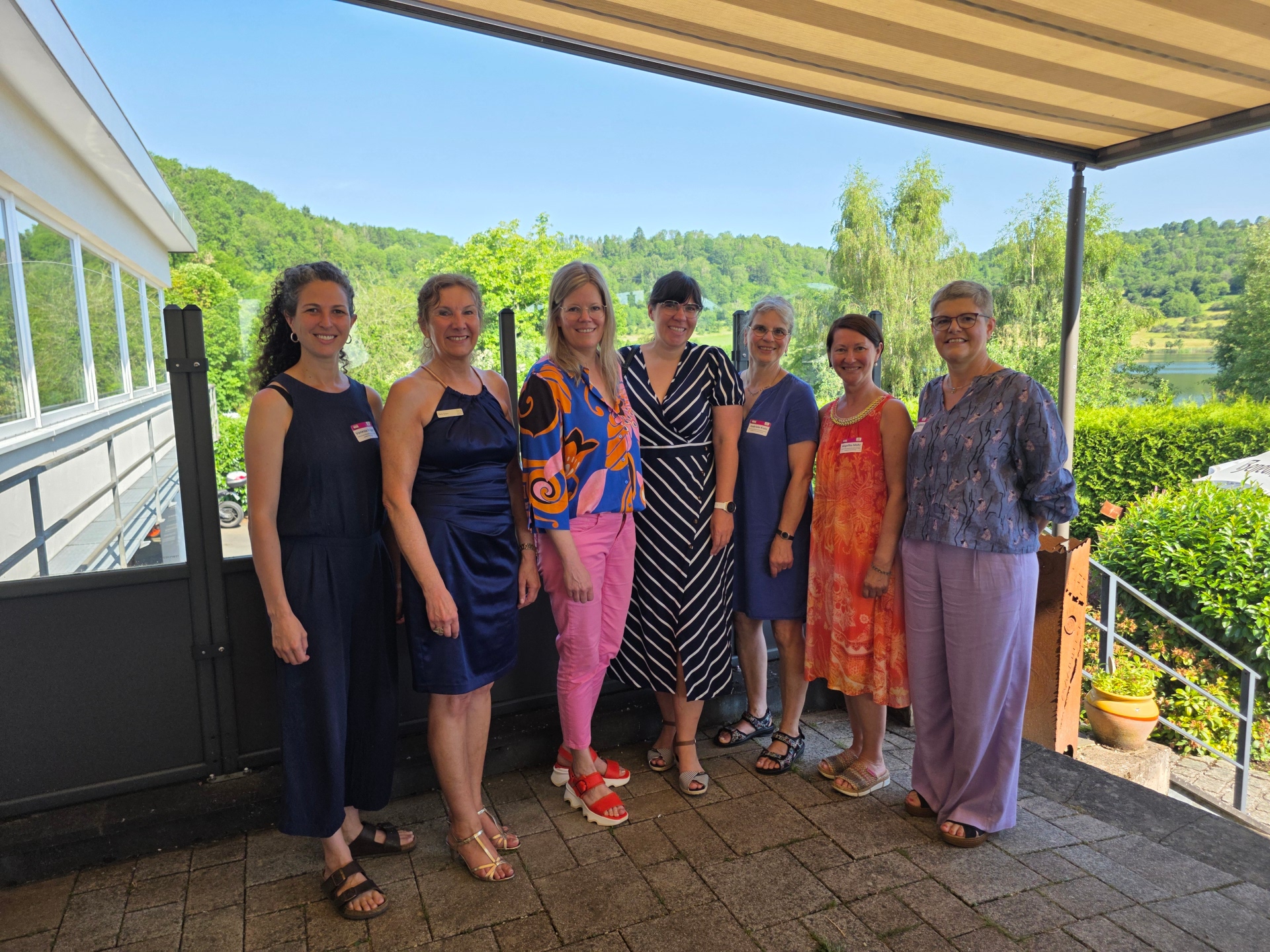 Landrätin Julia Gieseking (3. v. l.) und Kommunale Gleichstellungsbeauftragte Doris Sicken (2. v. l.) gemeinsam mit Referentin Katja Königstein (r.) und den Gleichstellungsbeauftragten der IKZ-Landkreise.