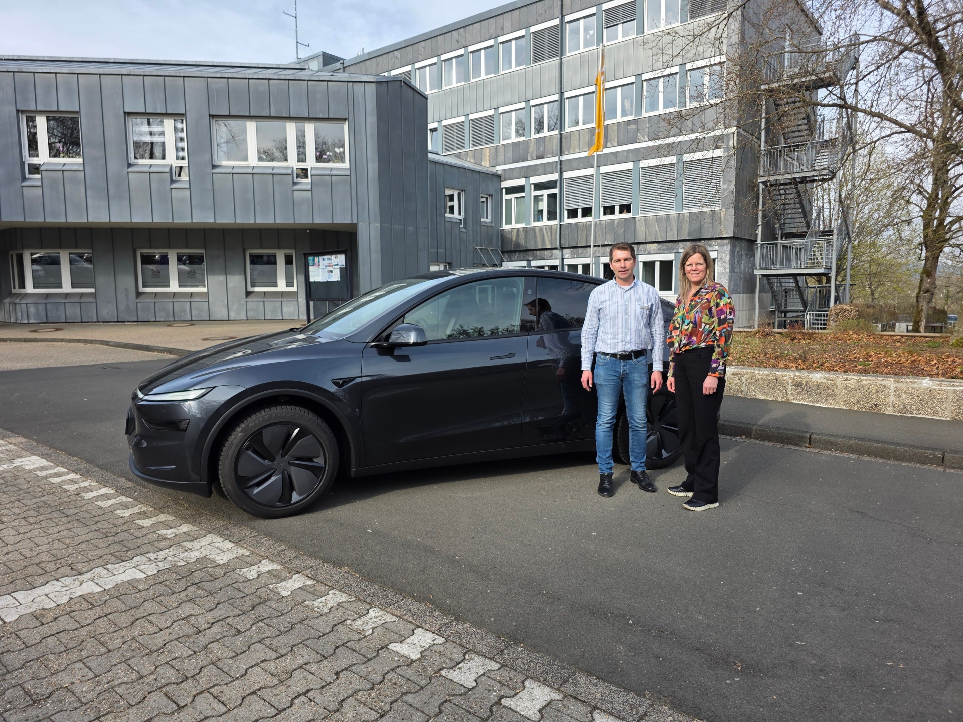 v. l. n. r.: Landrätin Julia Gieseking und Abteilungsleiter Mark Hallfell konnten das Tesla Model Y bereits testen und freuen sich über den Start des Pilotprojekts im Landkreis Vulkaneifel. ©Pressestelle Kreisverwaltung Vulkaneifel