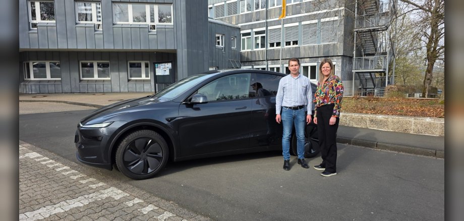 v. l. n. r.: Landrätin Julia Gieseking und Abteilungsleiter Mark Hallfell konnten das Tesla Model Y bereits testen und freuen sich über den Start des Pilotprojekts im Landkreis Vulkaneifel. ©Pressestelle Kreisverwaltung Vulkaneifel v. l. n. r.: Landrätin Julia Gieseking und Abteilungsleiter Mark Hallfell konnten das Tesla Model Y bereits testen und freuen sich über den Start des Pilotprojekts im Landkreis Vulkaneifel. ©Pressestelle Kreisverwaltung Vulkaneifel