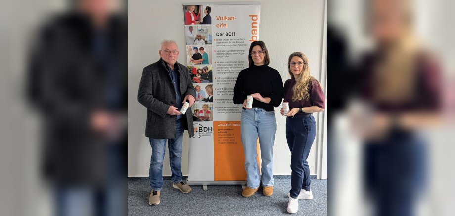 v.l.n.r.: Walter Schneider, Bundesverband für Rehabilitation, Vorsitzender Kreisverband Vulkaneifel, Elisabeth Reinarz und Yvonne Surges, Fachkräfte im Landesprogramm Gemeindeschwesterplus Vulkaneifel v.l.n.r.: Walter Schneider, Bundesverband für Rehabilitation, Vorsitzender Kreisverband Vulkaneifel, Elisabeth Reinarz und Yvonne Surges, Fachkräfte im Landesprogramm Gemeindeschwesterplus Vulkaneifel