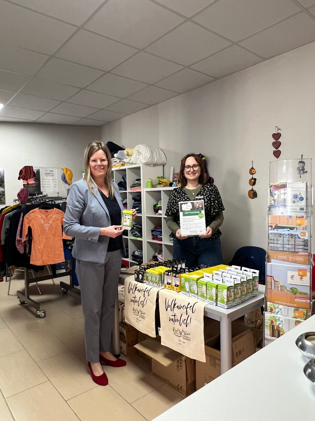 Landrätin Julia Gieseking und Klimaschutzmana-gerin Miranda Deviscour im DRK-Kleiderladen in Daun