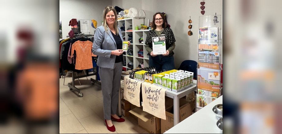Landrätin Julia Gieseking und Klimaschutzmana-gerin Miranda Deviscour im DRK-Kleiderladen in Daun