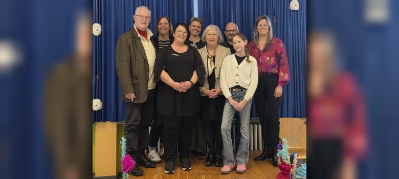 Sie hatten keine einfache Entscheidung zu treffen: Die Jury des Vorlesewettbewerbs gemeinsam mit Landrätin Julia Gieseking und den Mitarbeiterinnen der Kreisbibliothek: v.l.n.r.: Alois Mayer, Verena Bernardy, Kerstin Koch, Martina Pauly, Brigitte Bettscheider, Dr. Tim Becker, Greta Bonnin und Landrätin Julia Gieseking, © Kreisverwaltung Vulkaneifel.