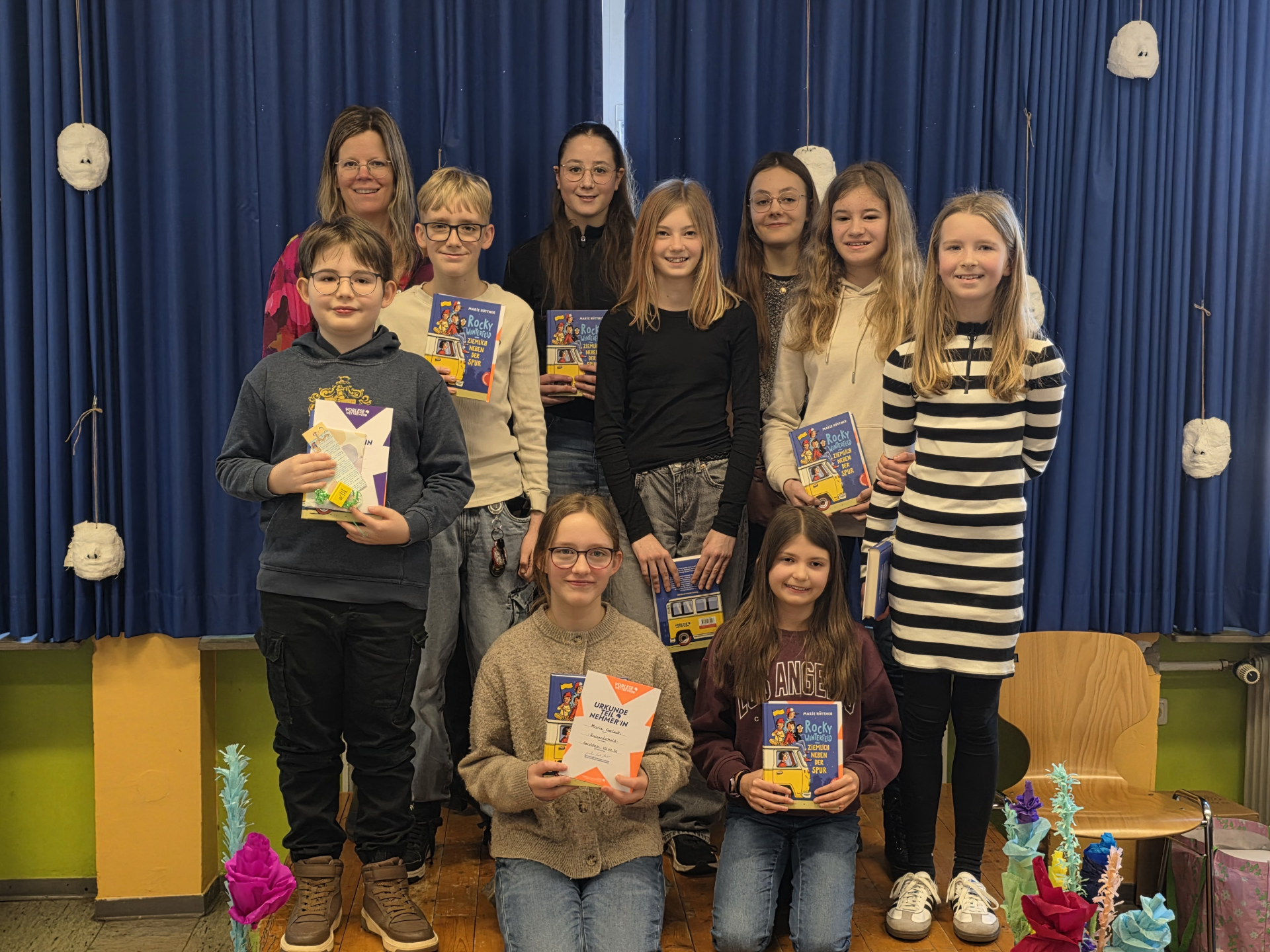 Strahlende Gesichter beim diesjährigen Vorlesewettbewerb an der Grund- und Realschule plus in Gerolstein: Die Teilnehmerinnen und Teilnehmer des diesjährigen Vorlesewettbewerbs gemeinsam mit Sieger Henri Arenz (1.v.l.) und Landrätin Julia Gieseking, © Kreisverwaltung Vulkaneifel.