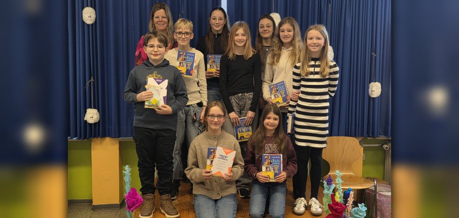 Strahlende Gesichter beim diesjährigen Vorlesewettbewerb an der Grund- und Realschule plus in Gerolstein: Die Teilnehmerinnen und Teilnehmer des diesjährigen Vorlesewettbewerbs gemeinsam mit Sieger Henri Arenz (1.v.l.) und Landrätin Julia Gieseking, © Kreisverwaltung Vulkaneifel.