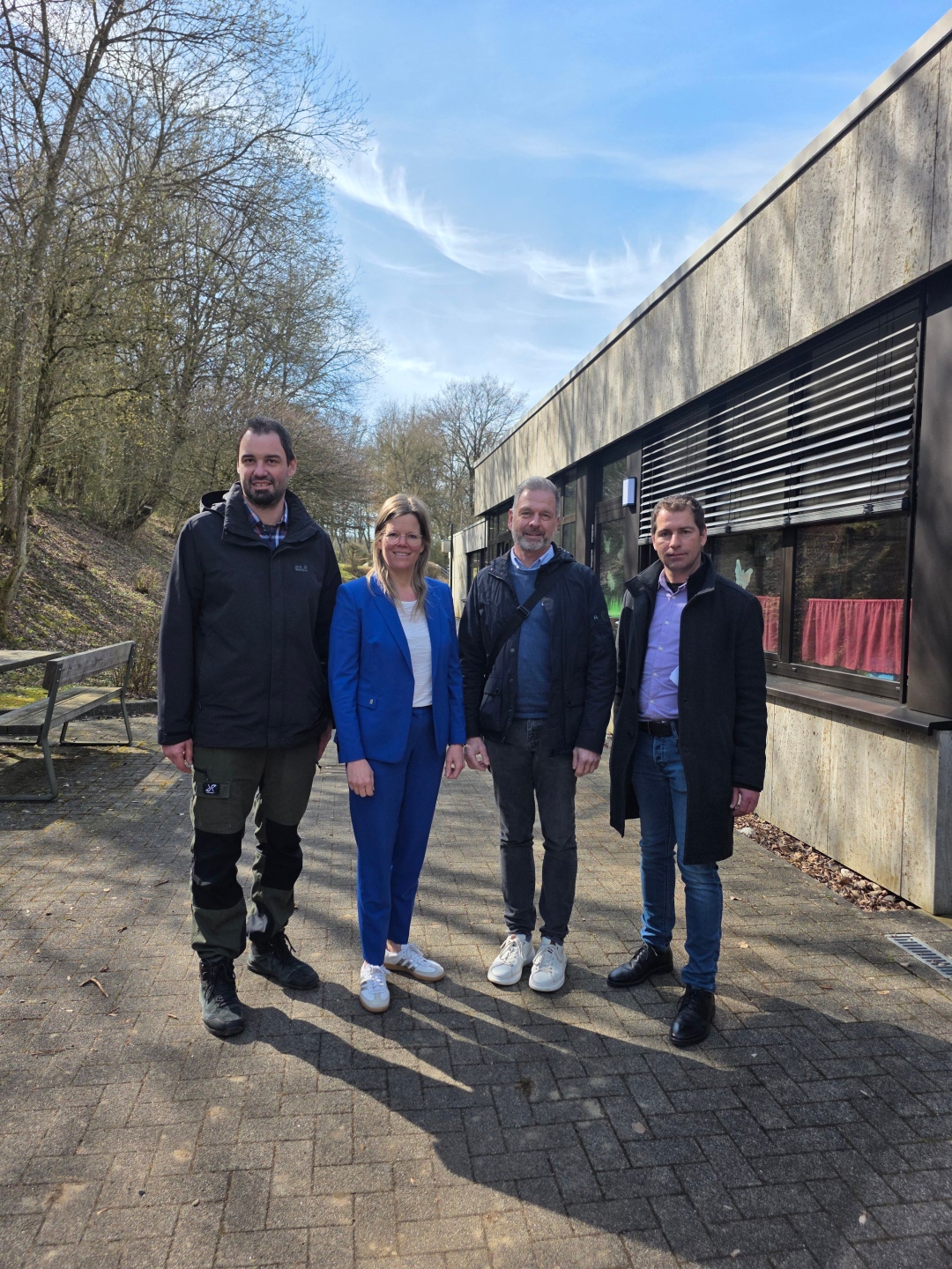 Ortstermin zur Besichtigung der Maßnahmen: v.l.n.r. Schulleiter Tobias Zelter, Landrätin Julia Gieseking, Ralf Stanek, Abteilungsleiter Mark Hallfell, © Kreisverwaltung Vulkaneifel