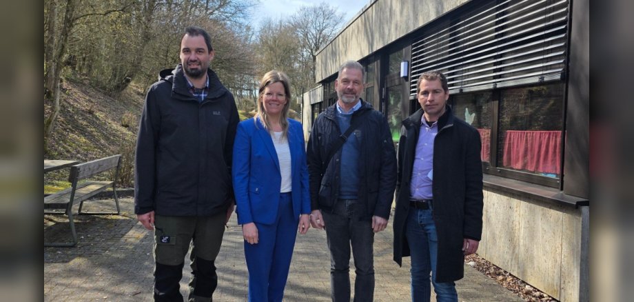 Ortstermin zur Besichtigung der Maßnahmen: v.l.n.r. Schulleiter Tobias Zelter, Landrätin Julia Gieseking, Ralf Stanek, Abteilungsleiter Mark Hallfell, © Kreisverwaltung Vulkaneifel