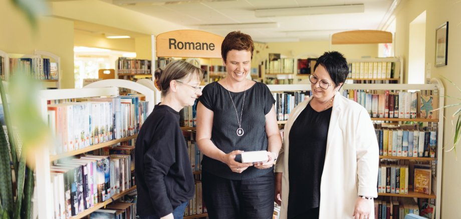 Das Team der Kreisbibliothek: v. l. n. r.: Stephanie Loenenbach (Leiterin Kreisbibliothek), Martina Pauly (Mitarbeiterin), Kerstin Koch (Mitarbeiterin)
