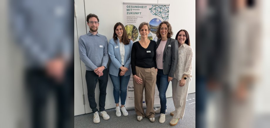 v. l. n. r.: Johannes Dietzen (Eifelkreis Bitburg-Prüm), Julia Wilde (Landkreis Cochem-Zell), Moderatorin Anne Brüning (nuvio), Susan Menges (Landkreis Bernkastel-Wittlich) und Dr. Nora Meyer (Landkreis Vulkaneifel) v. l. n. r.: Johannes Dietzen (Eifelkreis Bitburg-Prüm), Julia Wilde (Landkreis Cochem-Zell), Moderatorin Anne Brüning (nuvio), Susan Menges (Landkreis Bernkastel-Wittlich) und Dr. Nora Meyer (Landkreis Vulkaneifel)