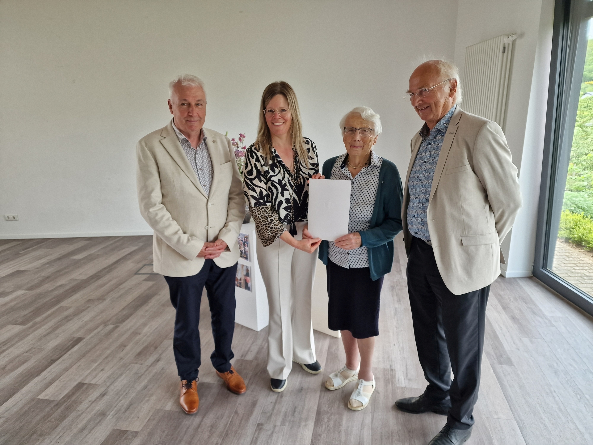 v.l.n.r. Otmar Monschauer, Landrätin Julia Gieseking, Gertrud Heck und Peter Hartogh