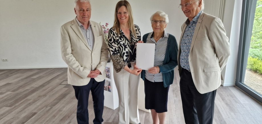 v.l.n.r. Otmar Monschauer, Landrätin Julia Gieseking, Gertrud Heck und Peter Hartogh