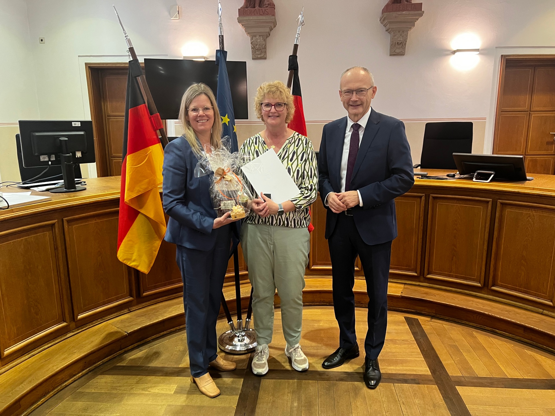 v. l. n. r.: Landrätin Julia Gieseking, Ulrike Meffert und Staatsminister Dr. Helmut Martin.