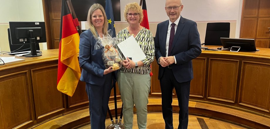 v. l. n. r.: Landrätin Julia Gieseking, Ulrike Meffert und Staatsminister Dr. Helmut Martin.
