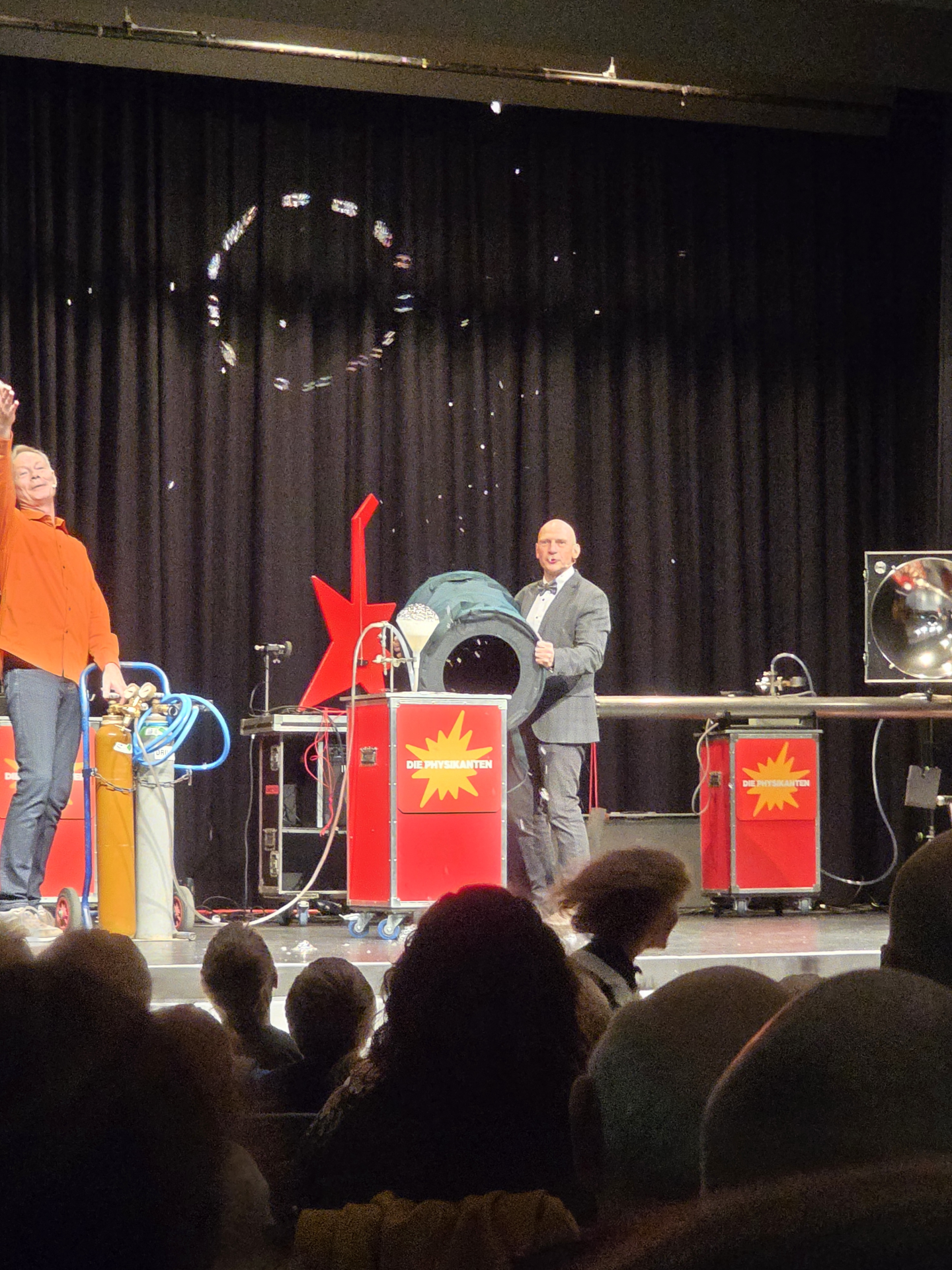 „Die Physikanten“ begeisterten rund 500 kleine und große Besucherinnen und Besucher im Forum Daun.