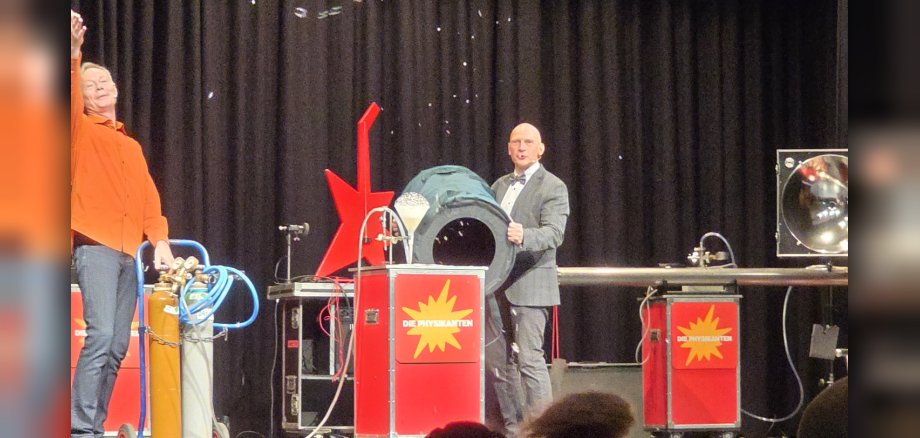 „Die Physikanten“ begeisterten rund 500 kleine und große Besucherinnen und Besucher im Forum Daun.